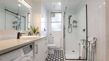 Shower, hair dryer, towels