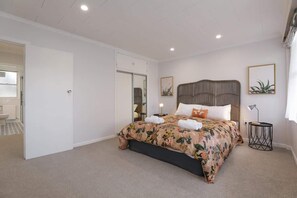 2 slaapkamers, een strijkplank/strijkijzer, reisbedje, wifi