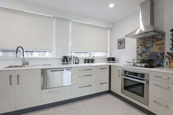 Een koelkast, een microgolfoven, een oven, een kookplaat