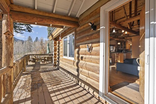 Historic Log Cabin, Incredible Lake Views, Pet Friendly!