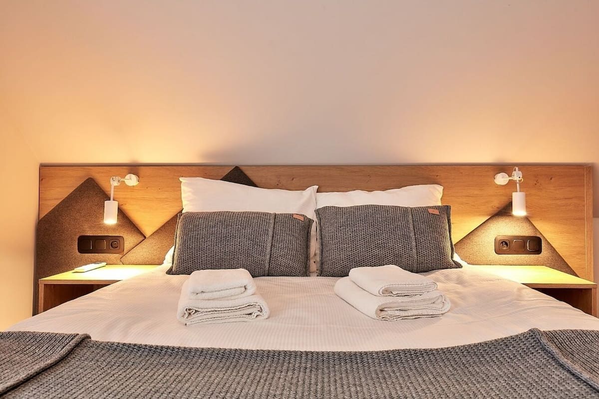 1 habitación, tabla de planchar con plancha, wifi gratis y ropa de cama