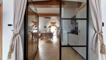 Deluxe Apartment, 1 King Bed with Sofa bed, Mountain View | Living area