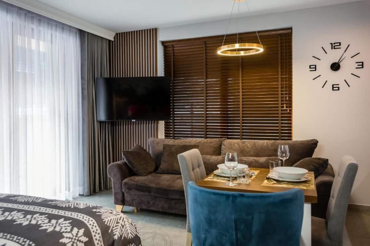 1 habitación, tabla de planchar con plancha, wifi gratis y ropa de cama