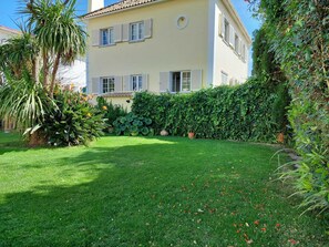 Property grounds - Traditional Villa  with pool and garden 15 minutes walk to sea front & beaches.  (Cascais)