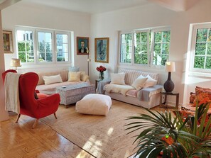 TV connectée, lecteur de DVD, livres, vidéothèque