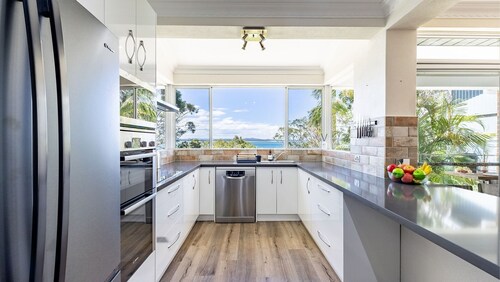 Sanctuary on Dutchies, 18 Gloucester Street - Water views, Air Conditioning, WiFi and Close To Town