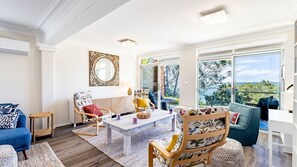 Smart TV - Sanctuary on Dutchies, 18 Gloucester Street - Water views, Air Conditioning, WiFi and Close To Town (Nelson Bay)