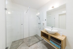 Family Studio | Bathroom | Shower, rainfall showerhead, free toiletries, hair dryer - Grand Baltic Apartments (Ustka)