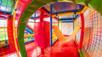 Área de juegos infantiles techada