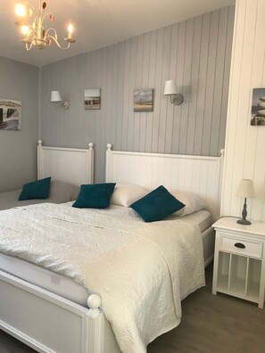 2 habitaciones, tabla de planchar con plancha y cuna de viaje 