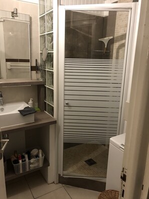 Dusj, hårføner og håndklær