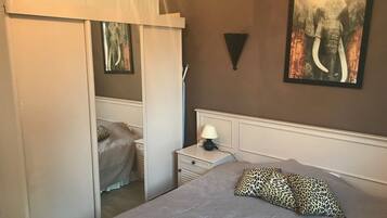 2 bedrooms, iron/ironing board, travel cot, free WiFi