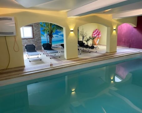Una piscina techada. Pension am Weberhof