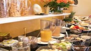 Un bufé con diferentes opciones de comida y bebidas.