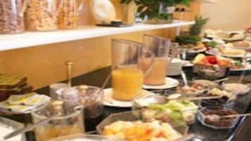 Tägliches Frühstücksbuffet (13.9 EUR pro Person)