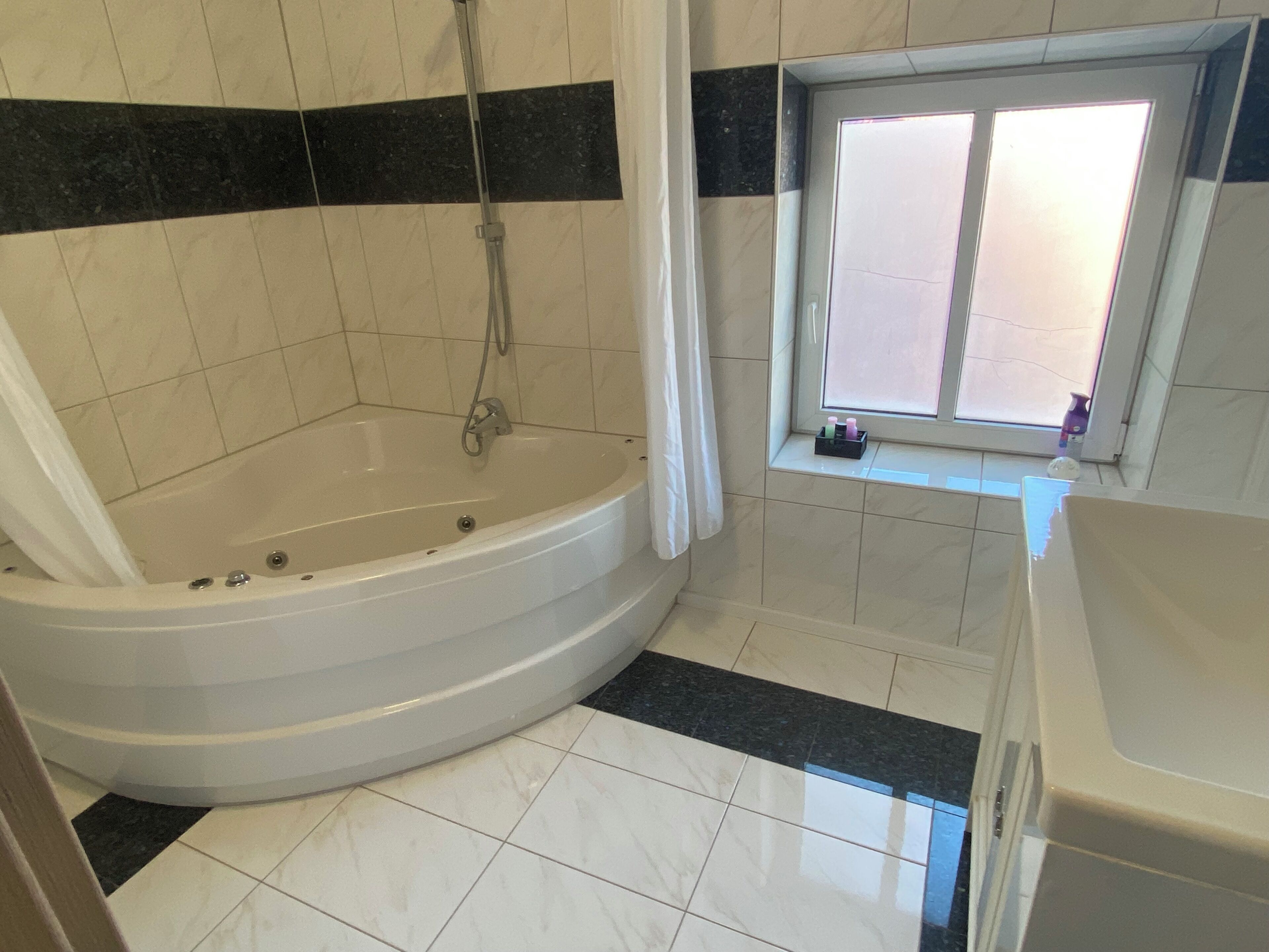 Deluxe Double or Twin Room | Bathroom
