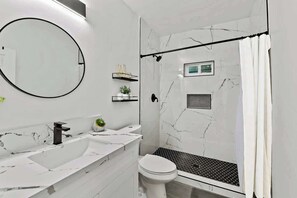 Dusche, Haartrockner, Shampoo