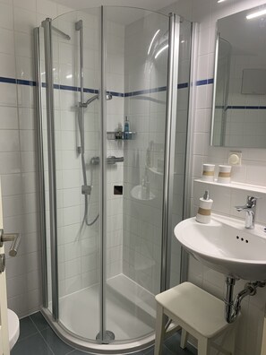 Shower, hair dryer, towels, soap - VILLA STRANDPERLE Binz (Binz)