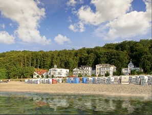 Sulla spiaggia, lettini da mare