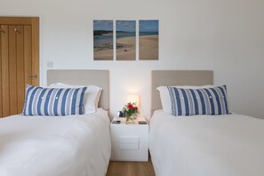 2 quartos, individualmente decorados, individualmente mobiliados