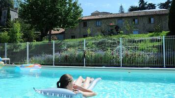 Piscina all'aperto, una piscina riscaldata