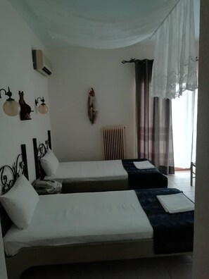 Kamar Double atau Twin Kota | Didekorasi berbeda-beda, meja kerja, dan ruang kerja ramah laptop