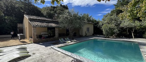 Una piscina al aire libre