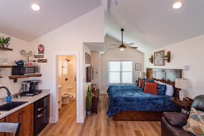 House | 1 bedroom - The Barn Swallow Cabin 15min to Magnolia Baylor (Elm Mott)