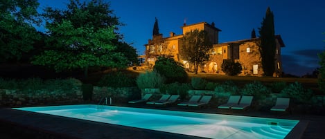 Una piscina al aire libre