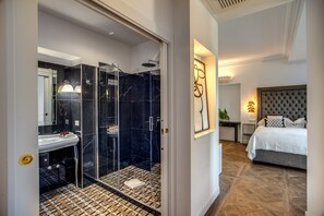 Junior Suite With Terrace | 욕실 | 샤워 시설, 레인폴 샤워기, 무료 세면용품, 슬리퍼