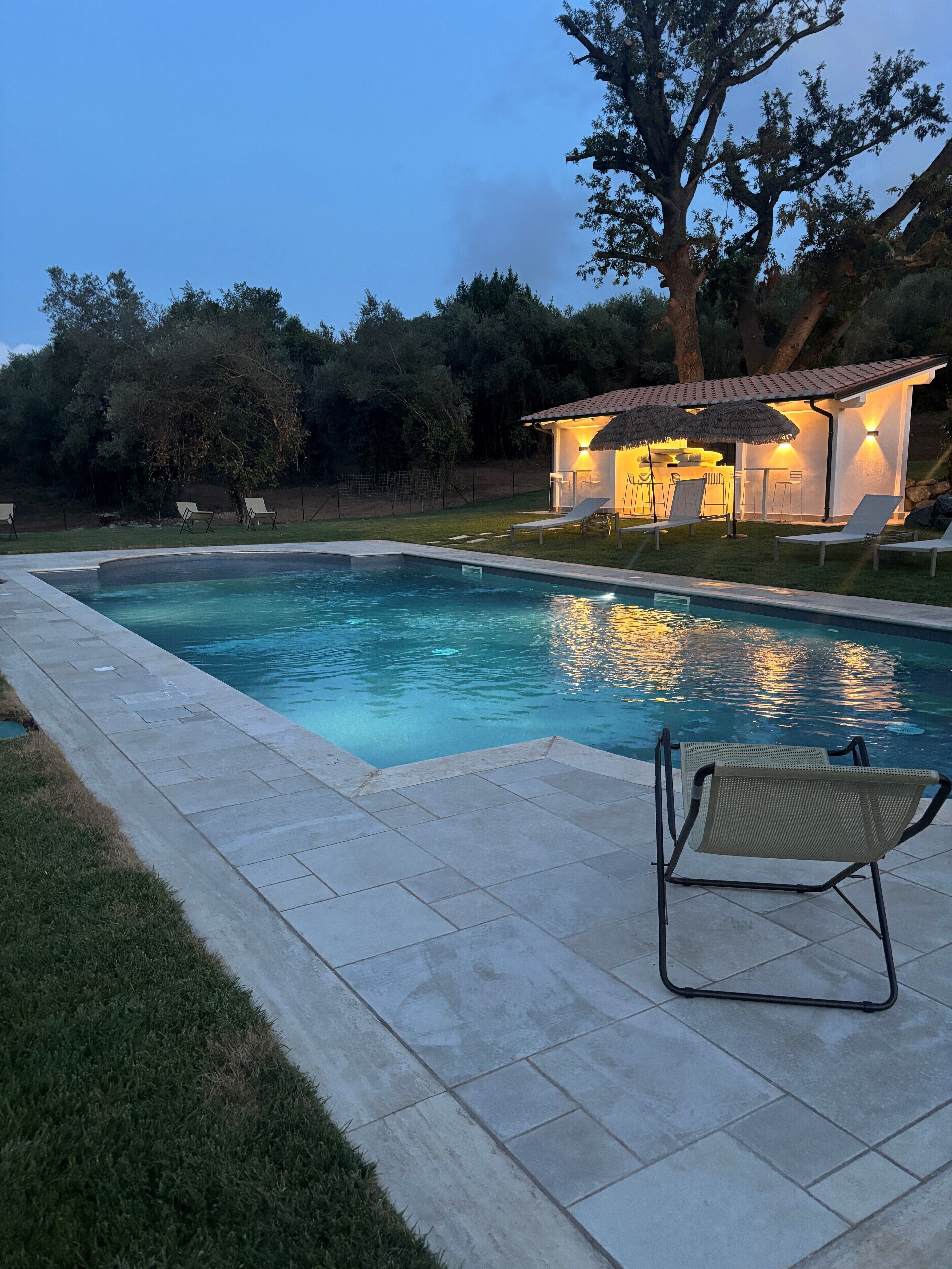 สระว่ายน้ำกลางแจ้ง