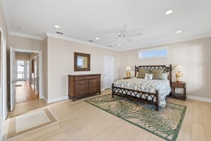 4 soverom, skrivebord, reiseseng for barn og wi-fi (inkludert)