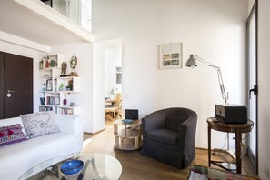 Smart TV, books, stereo