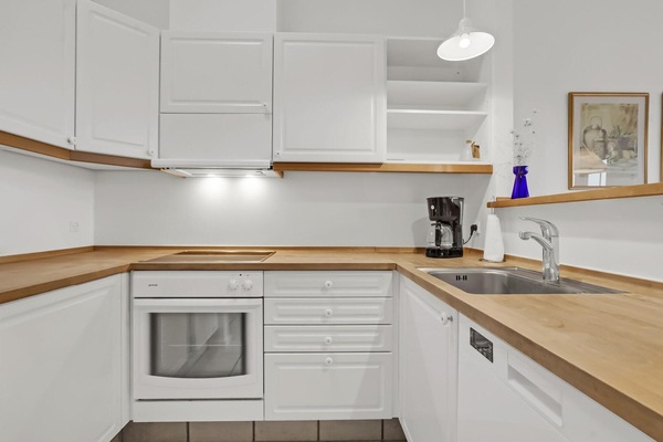 Een koelkast, een kookplaat, een vaatwasser