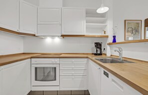 Refrigerador, parrilla de estufa, lavavajillas y cafetera y tetera