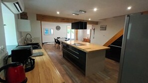 冰箱、微波炉、烤箱、炉灶