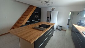 Fridge, microwave, oven, stovetop - Pleasant house in southern Ardèche with swimming pool (Saint-Genest-de-Beauzon)