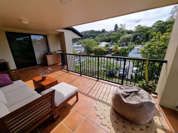 Property grounds - Spacious top floor unit! 10 minutes to the beach and shops (Coolangatta)