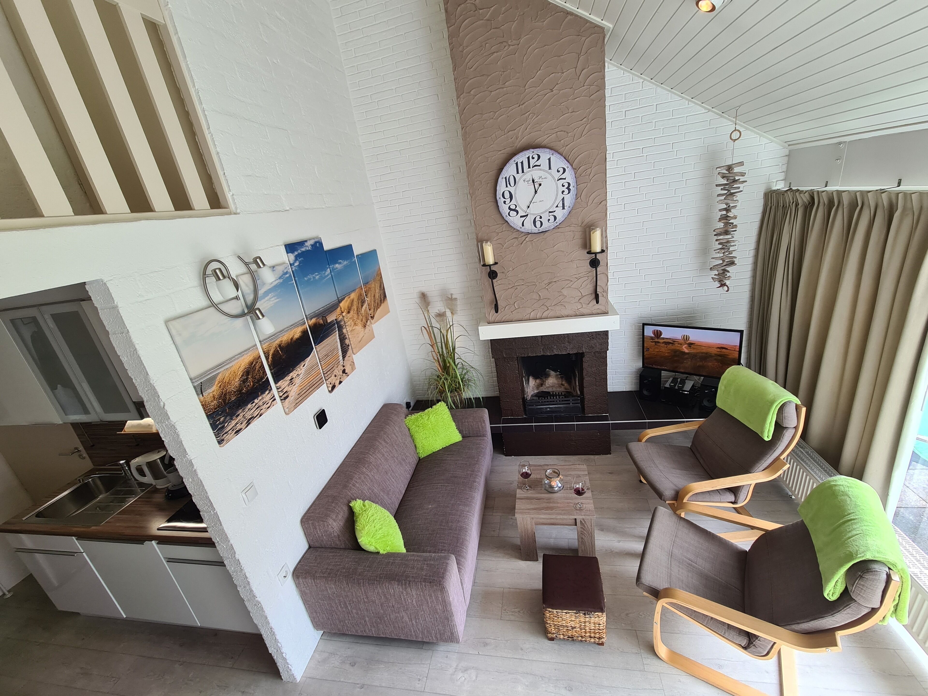 TV connectée, cheminée, lecteur de DVD, table de tennis de table