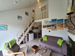 TV connectée, cheminée, lecteur de DVD, table de tennis de table