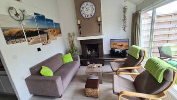 TV connectée, cheminée, lecteur de DVD, table de tennis de table