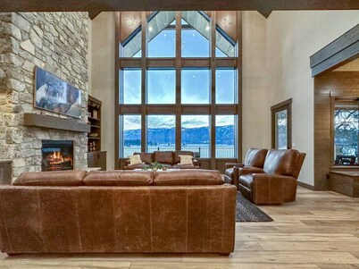 Lakeside 7 Bedroom Cabin w/ Private Boat Dock