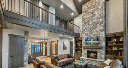 Lakeside 7 Bedroom Cabin w/ Private Boat Dock