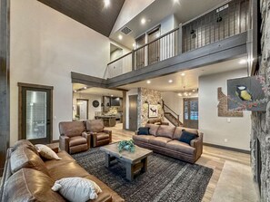 Una Smart TV, una chimenea, una mesa de tenis de mesa, una oficina