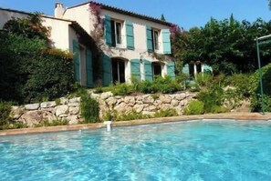 A two-story house with a swimming pool in front. - Exceptional villa with sea view, infinity pool - Presqu'île Saint-Tropez (La Croix-Valmer)