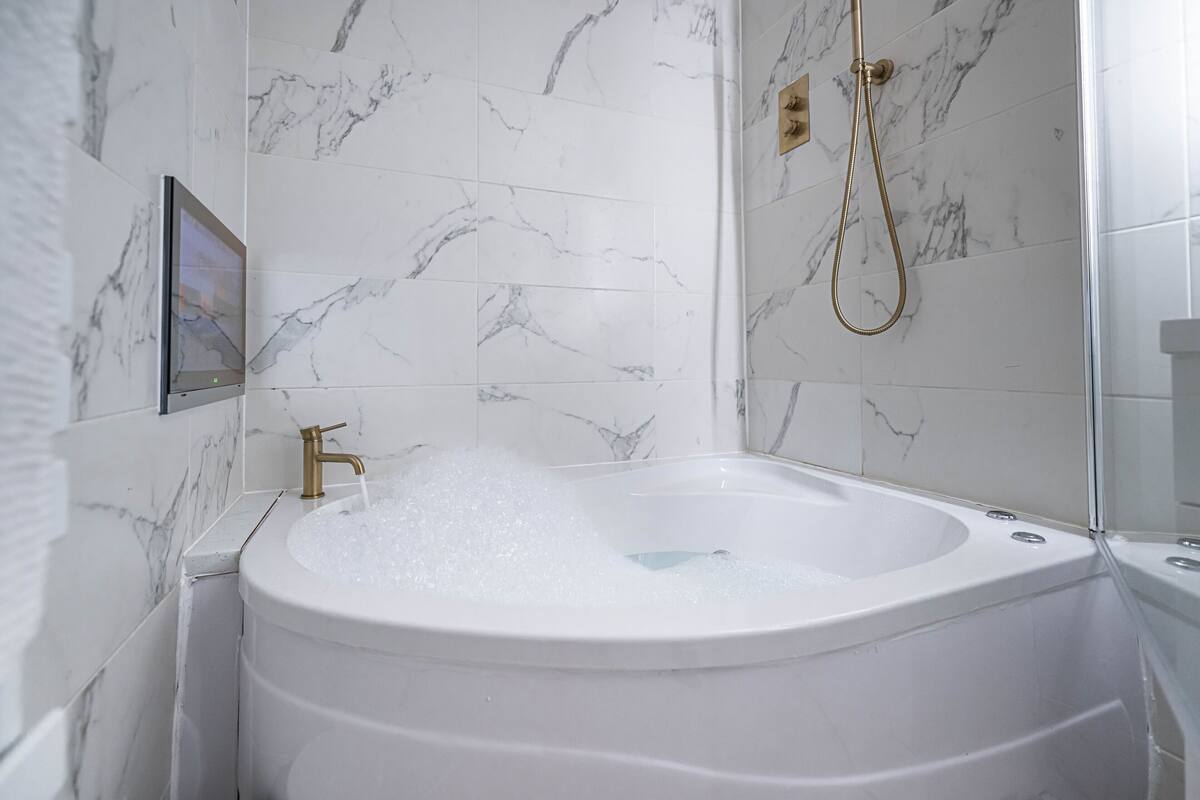 Kombinert dusj/badekar, boblebad, dusjhode med hydromassaje og hårføner