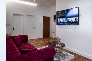 Executive Apartment, Ensuite, City View (Apt 1) | Living area | Smart TV, Netflix, streaming services - Manhattan Luxury Suites  (Bradford)