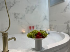 Deluxe Apartment, Hot Tub, City View (Apt 4) | Bathroom | Combined shower/bathtub, jetted bath, hydromassage showerhead