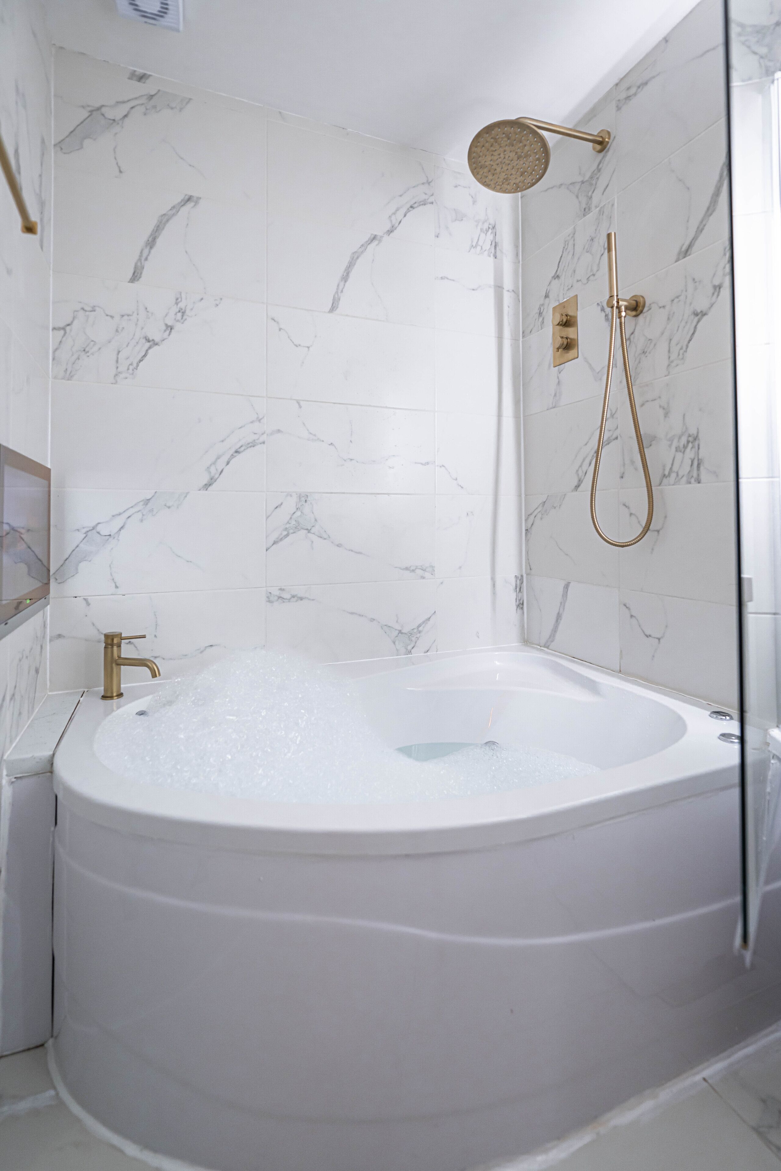 Combined shower/tub, jetted tub, hydromassage showerhead, hair dryer