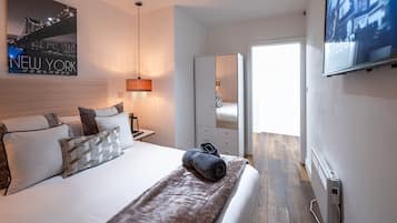 Apartamento Deluxe, bañera de hidromasaje, vistas a la ciudad (Apt 5) | Ropa de cama de alta calidad y decoración individual